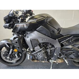 YAMAHA MT 10 click to zoom image
